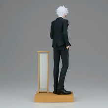 Cargar imagen en el visor de la galería, Jujutsu Kaisen Diorama Figure Satoru Gojo (Suit Ver.) - ShopAnimeStyle
