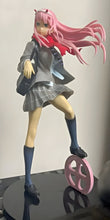 Cargar imagen en el visor de la galería, Zero Two School Uniform Figure - 1/7 Scale Darling in the Franxx Collectible - ShopAnimeStyle
